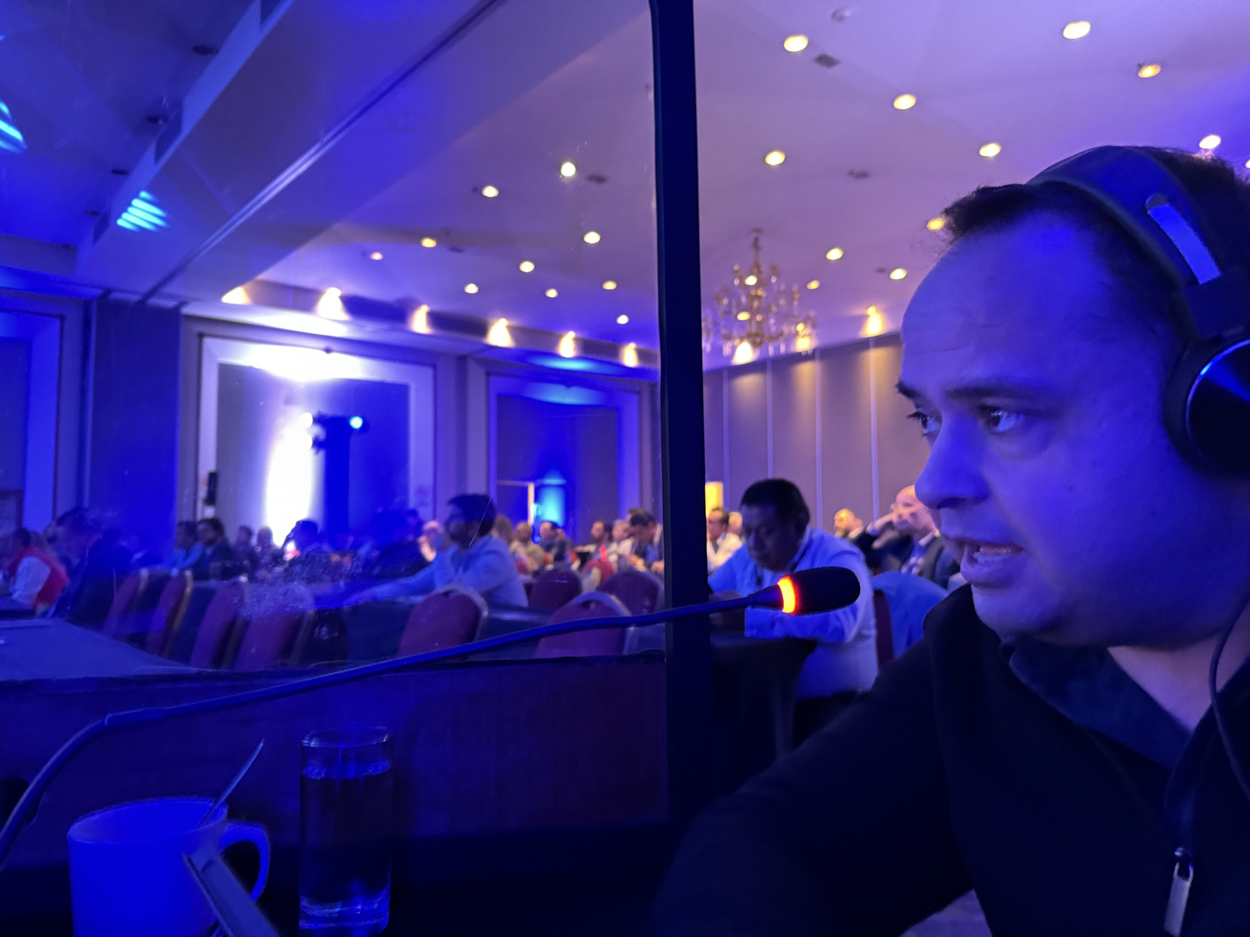Intérprete profesional apoyando un evento empresarial
