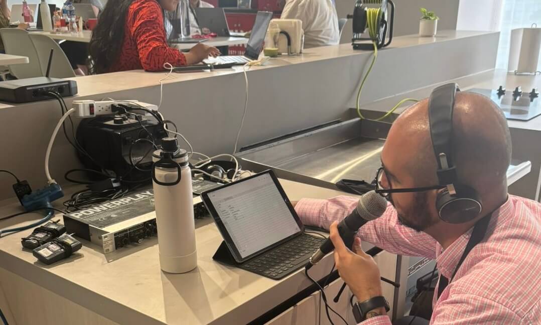 Intérprete profesional realizando interpretación consecutiva durante una capacitación técnica